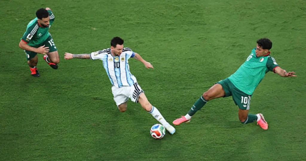 Football: नेडम ओनुओहा ने मेसी के टैकल पर रेफरी और VAR की आलोचना की, बताया रेड कार्ड होना चाहिए था
