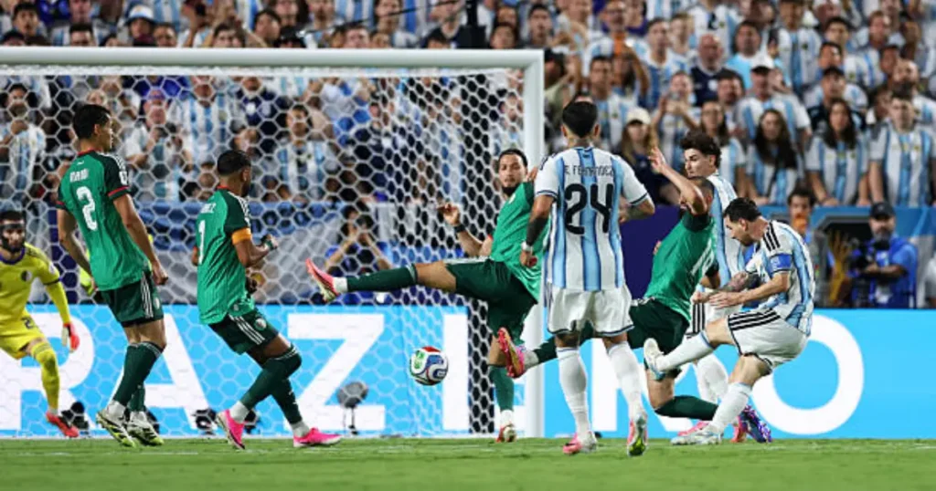 Lionel Messi को अल्जीरिया के खिलाफ मैच में मिलना चाहिए था रेड कार्ड: अलेजेंड्रो मोरेनो