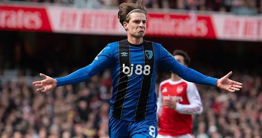 Premier League: एलेक्स स्कॉट के लिए मैनचेस्टर यूनाइटेड और आर्सेनल के बीच होड़ Premier League: एलेक्स स्कॉट के लिए मैनचेस्टर यूनाइटेड और आर्सेनल के बीच होड़