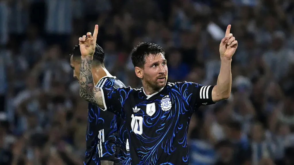 Argentina’s soccer legend reunites with the team