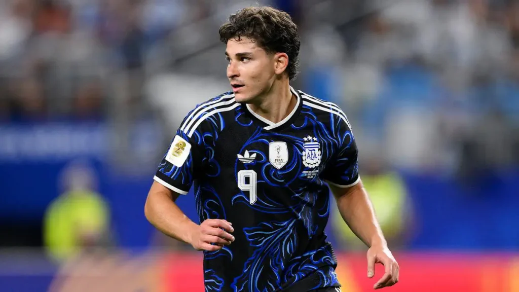 Atlético and Barcelona Begin Talks for Julián Álvarez