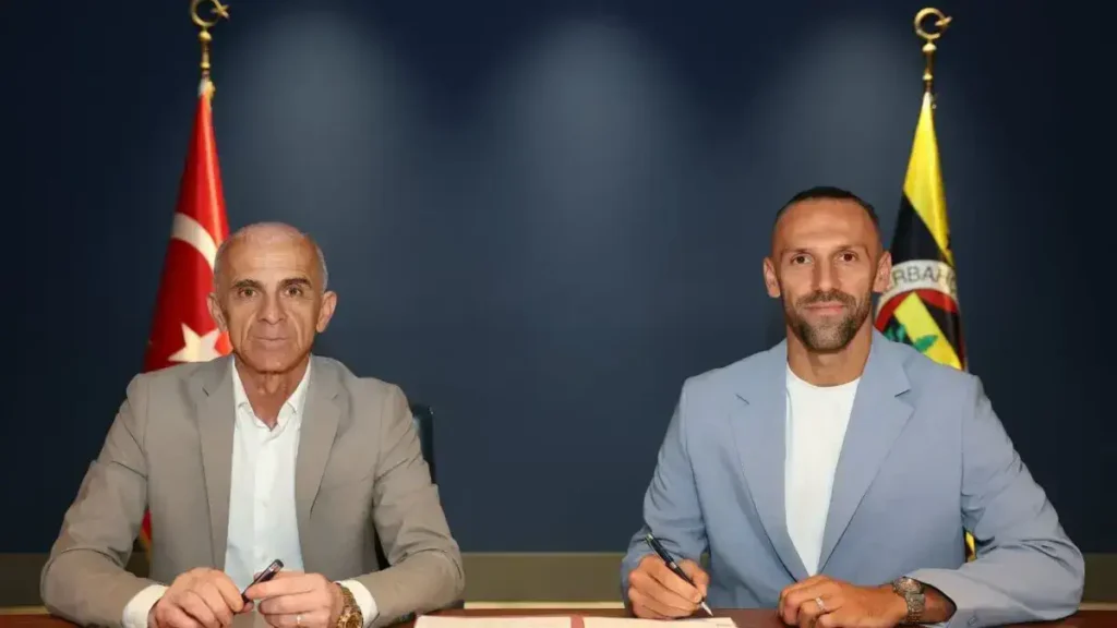 Fenerbahçe officially signs Mallorca star striker! Fenerbahçe officially signs Mallorca star striker!