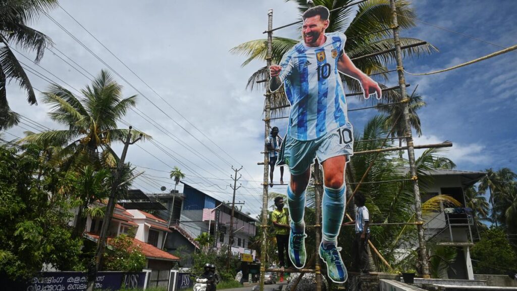ഫിഫ ലോകകപ്പ്: കൊച്ചി ചെല്ലാനത്ത് മെസ്സിക്കായി 25 അടി ഉയരമുള്ള കട്ടൗട്ട് സ്ഥാപിച്ചു